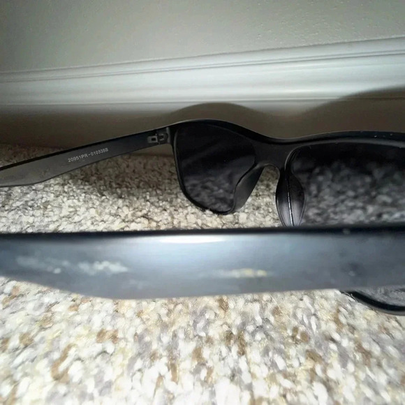 Black sunglasses with oversized mirror lens - Picture 4 of 4